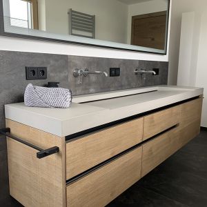 Betonbecken mit Unterschrank in Eiche