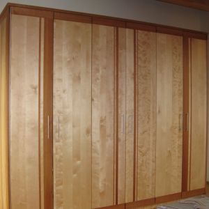 Schrank aus Birke kombiniert mit ami. Kirsch