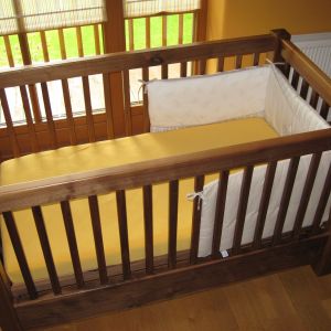 Babybett aus Nussbaum massiv