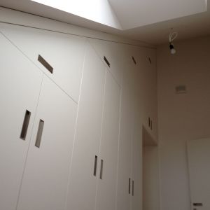 Dachschrägenschrank aus weißem Schleiflack (3)