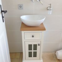 Bad und WC Möbel in Eiche massiv und Weißlack (1)