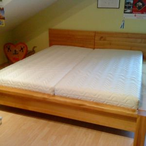 Bett aus europäischen Kirschbaum