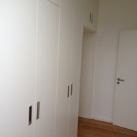 Dachschrägenschrank aus weißem Schleiflack (2)