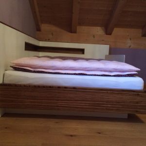 Jugendbett 140x200 aus Zebrano Furnier mit weißem Schleiflack kombiniert (1)