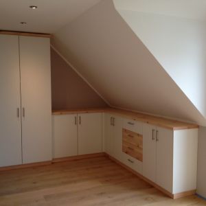 Schlafzimmerschrank aus weißen Dekorplatten mit Zirbe kombiniert