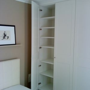 Schlafzimmerschrank aus weißem Schleiflack (2)