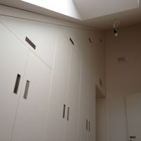 Dachschrägenschrank aus weißem Schleiflack (3)