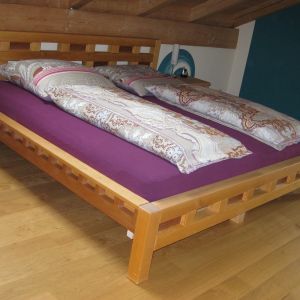 Bett aus Birke und Birnbaum
