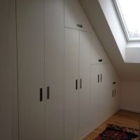 Dachschrägenschrank aus weißem Schleiflack (1)