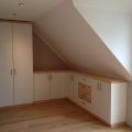 Schlafzimmerschrank aus weißen Dekorplatten mit Zirbe kombiniert