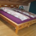 Bett aus Birke und Birnbaum