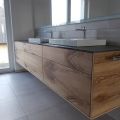 Waschtisch in Balkeneiche furniert kombiniert mit lackierter Glasplatte (2)