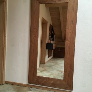 Spiegel in Nussbaum