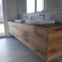 Waschtisch in Balkeneiche furniert kombiniert mit lackierter Glasplatte (2)