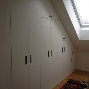 Dachschrägenschrank aus weißem Schleiflack (1)