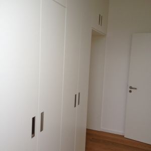 Dachschrägenschrank aus weißem Schleiflack (2)