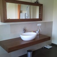 Waschtisch und Spiegelschrank in Nußbaum furniert (1)