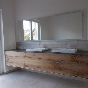 Waschtisch in Balkeneiche furniert kombiniert mit lackierter Glasplatte (1)