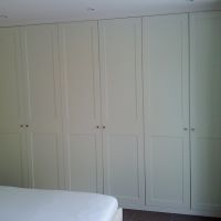 Schlafzimmerschrank aus weißem Schleiflack (1)