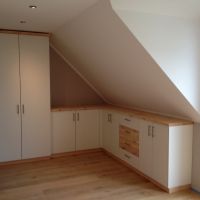 Schlafzimmerschrank aus weißen Dekorplatten mit Zirbe kombiniert