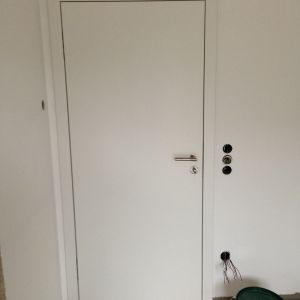 Zimmertüre stumpf einschlagend in Weißlack