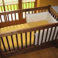 Babybett aus Nussbaum massiv