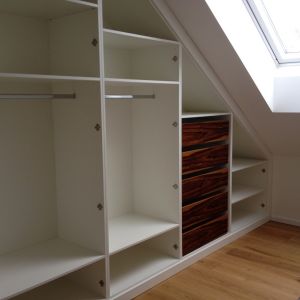 Dachschrägenschrank aus weißem Schleiflack (4)